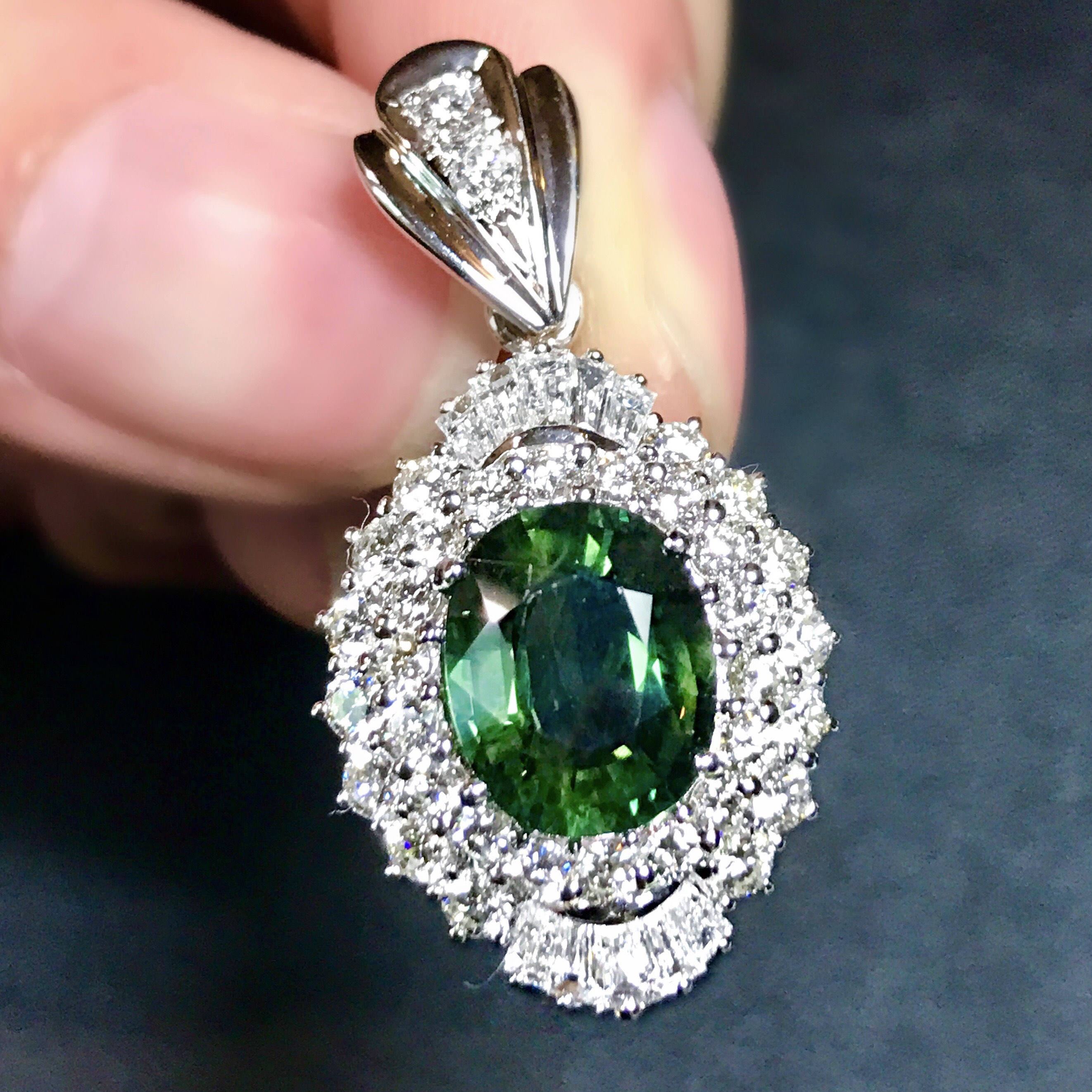 SPARKLING! 7.72TCW Green sapphire & Diamonds 18k Solid White Gold Pendant necklace