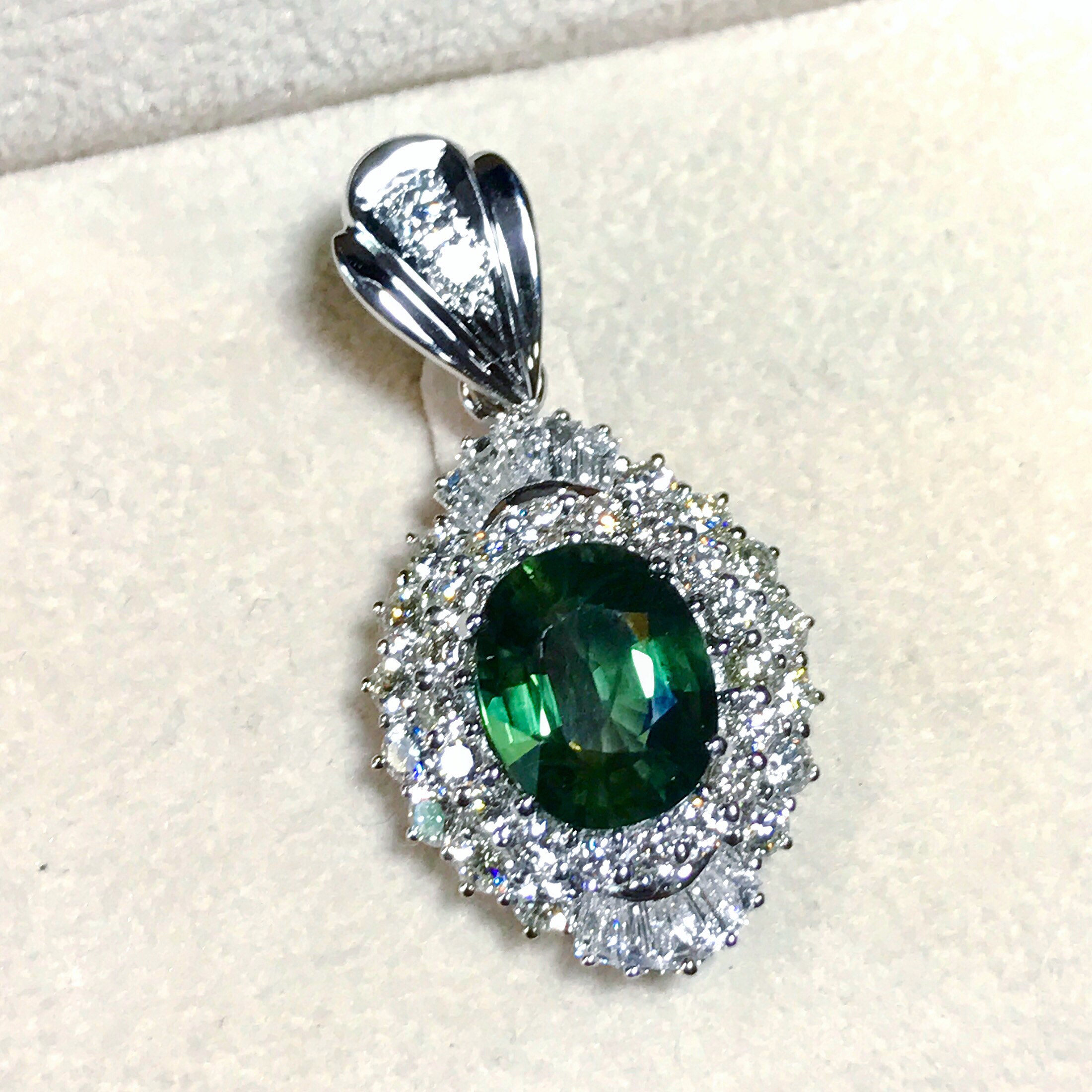 SPARKLING! 7.72TCW Green sapphire & Diamonds 18k Solid White Gold Pendant necklace