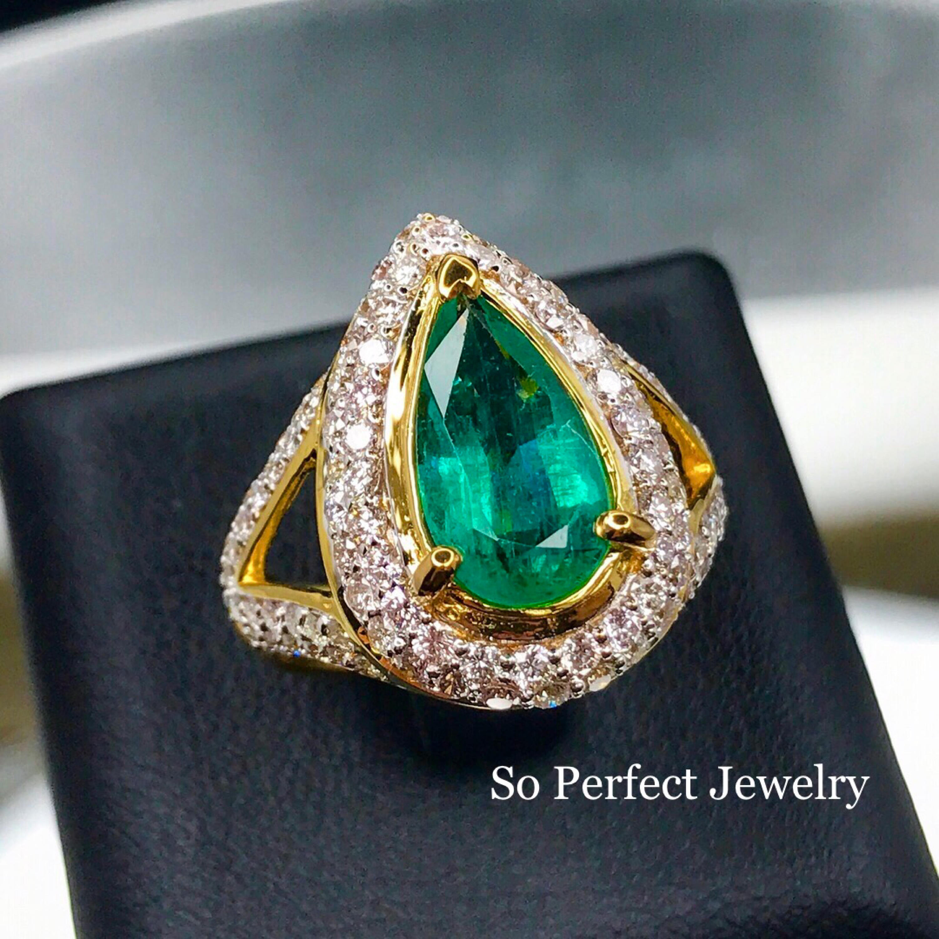 SPARKLING! 4.59TCW EMERALD & Diamonds in 18K solid yellow gold ring