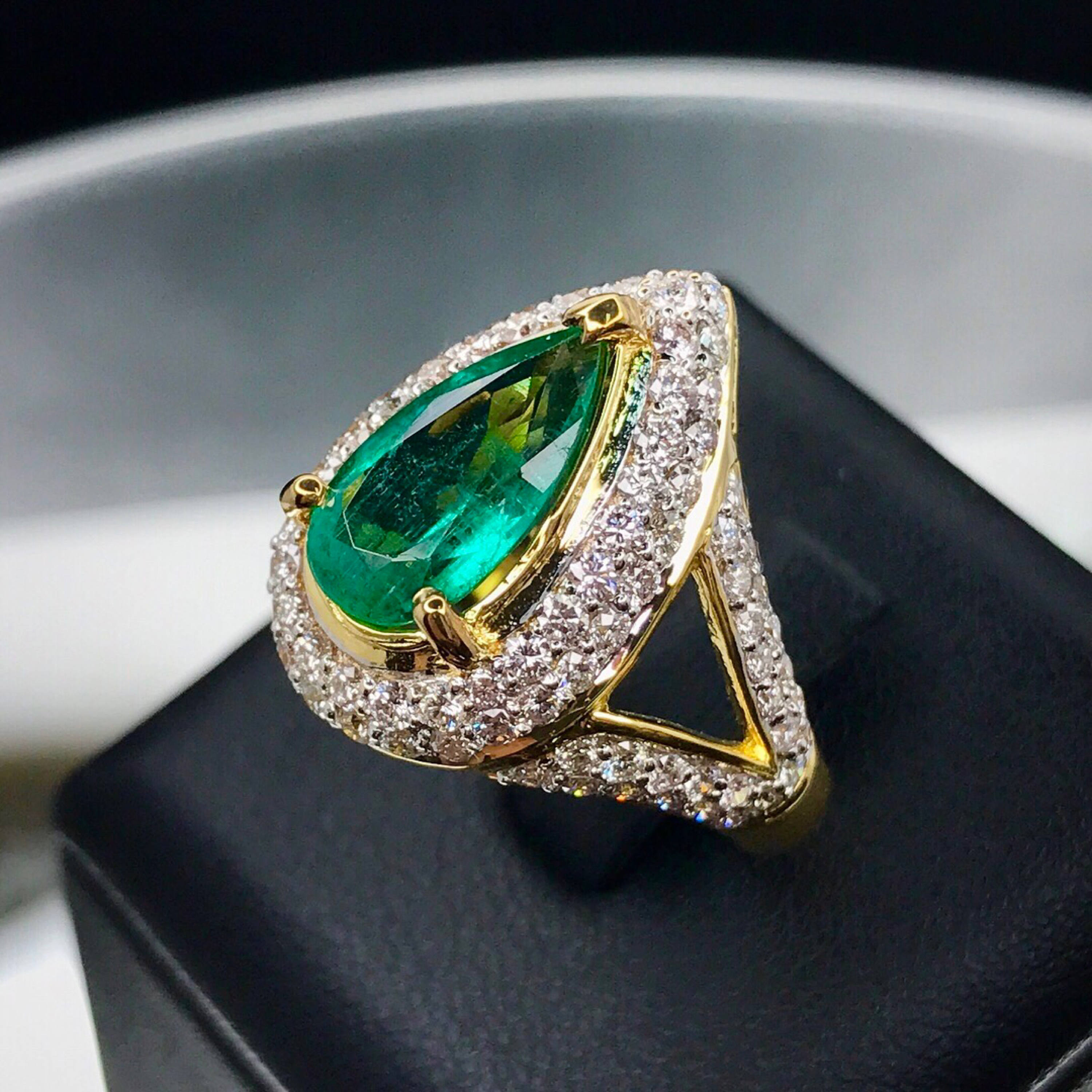 SPARKLING! 4.59TCW EMERALD & Diamonds in 18K solid yellow gold ring