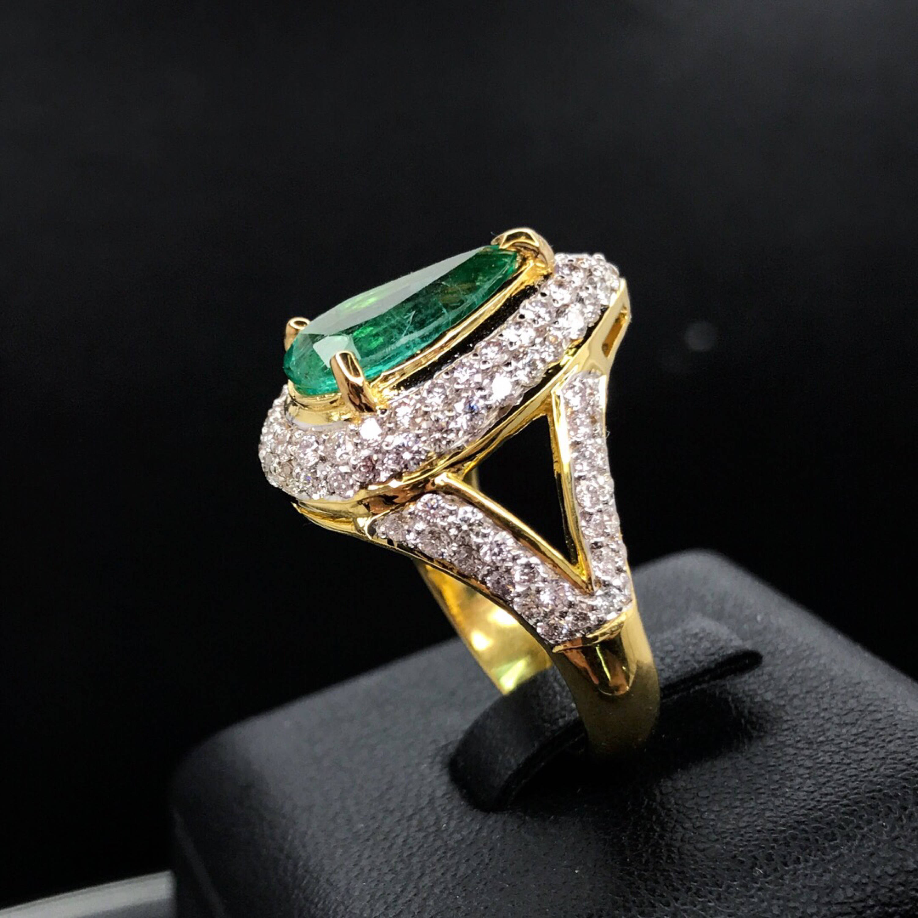 SPARKLING! 4.59TCW EMERALD & Diamonds in 18K solid yellow gold ring