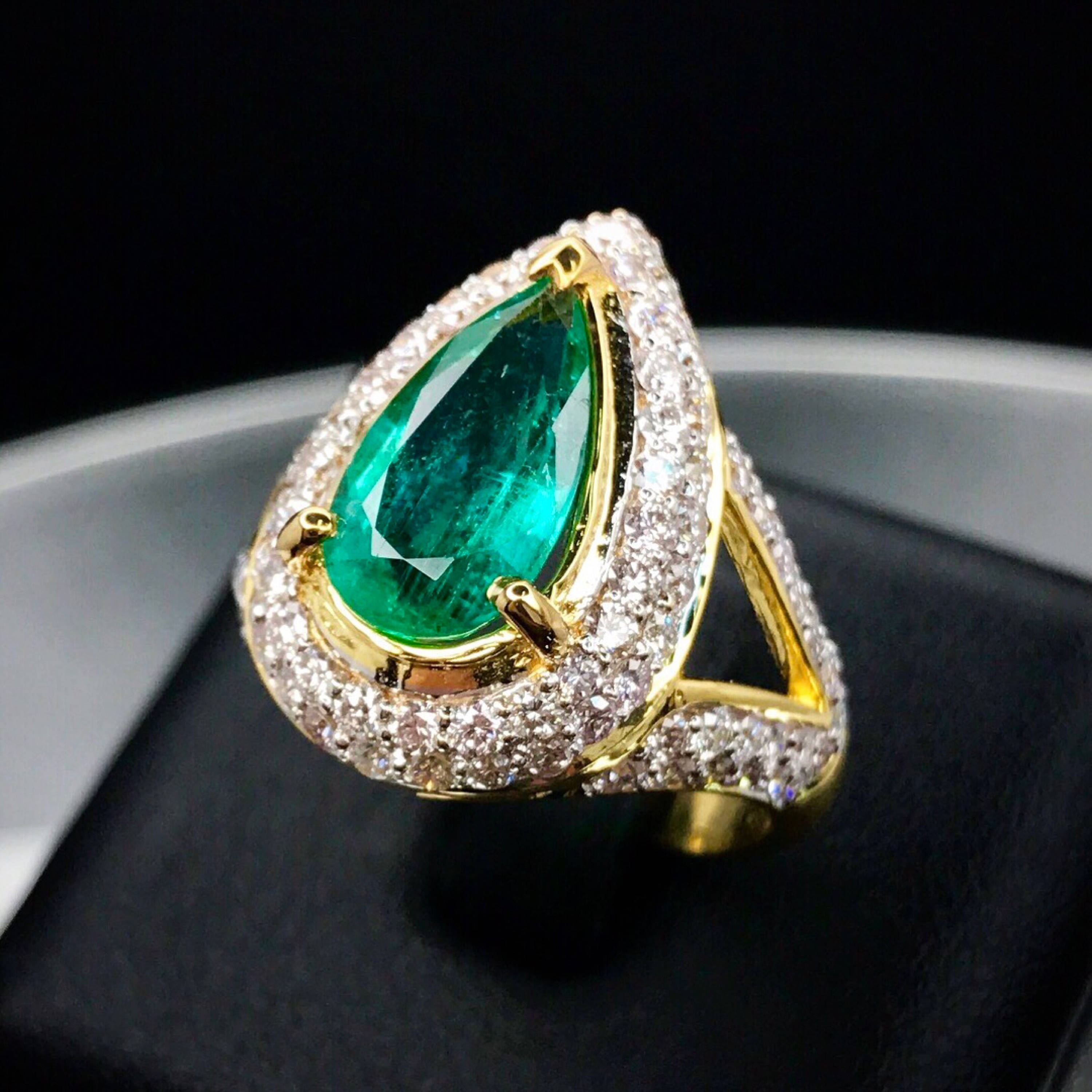 SPARKLING! 4.59TCW EMERALD & Diamonds in 18K solid yellow gold ring