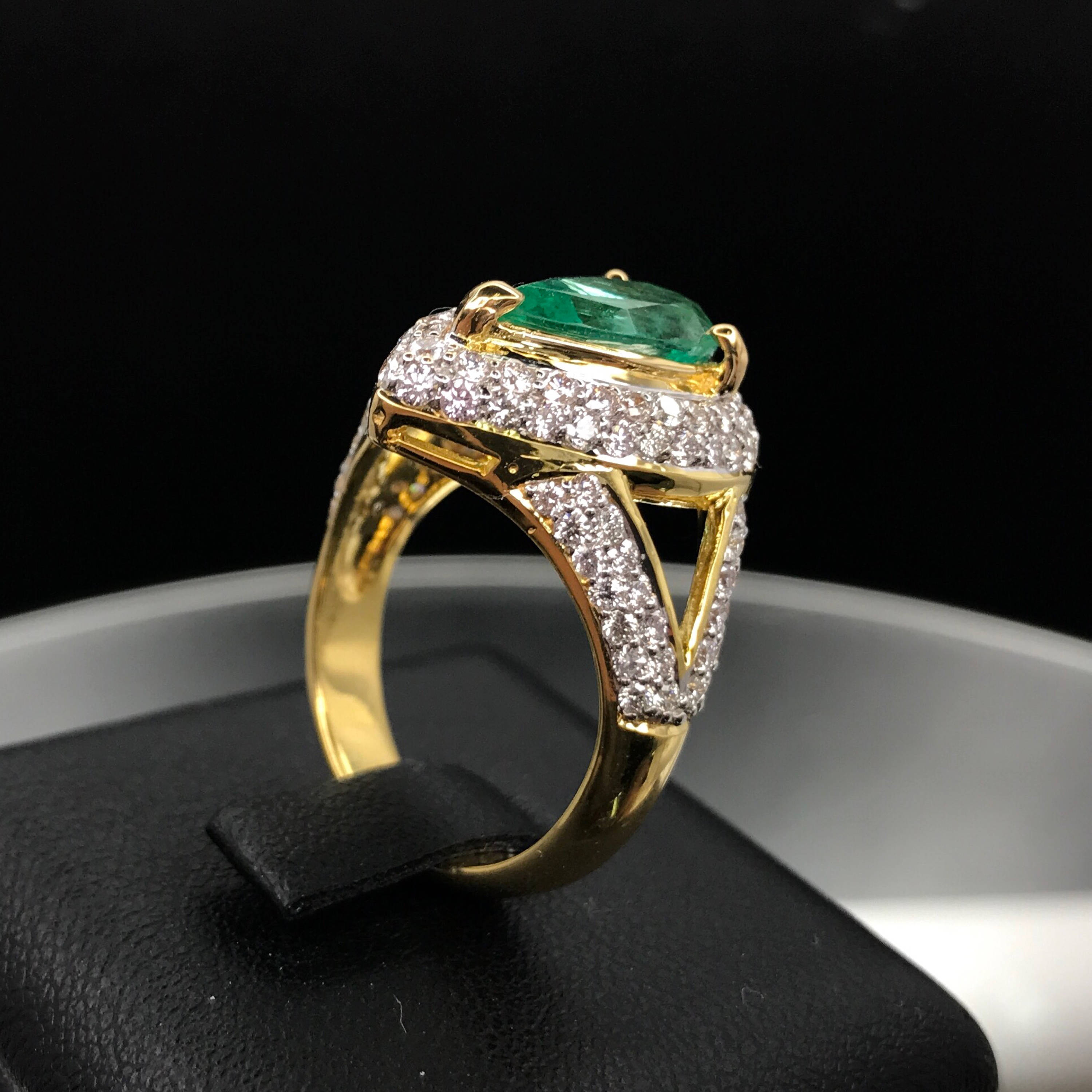 SPARKLING! 4.59TCW EMERALD & Diamonds in 18K solid yellow gold ring