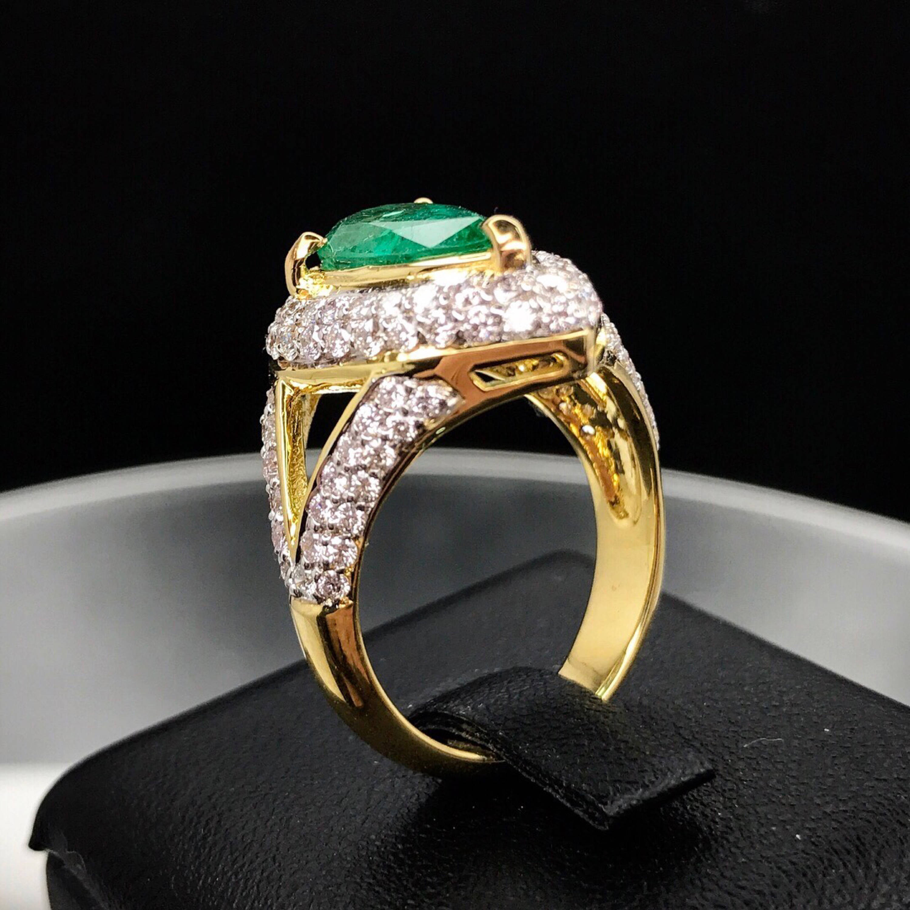 SPARKLING! 4.59TCW EMERALD & Diamonds in 18K solid yellow gold ring