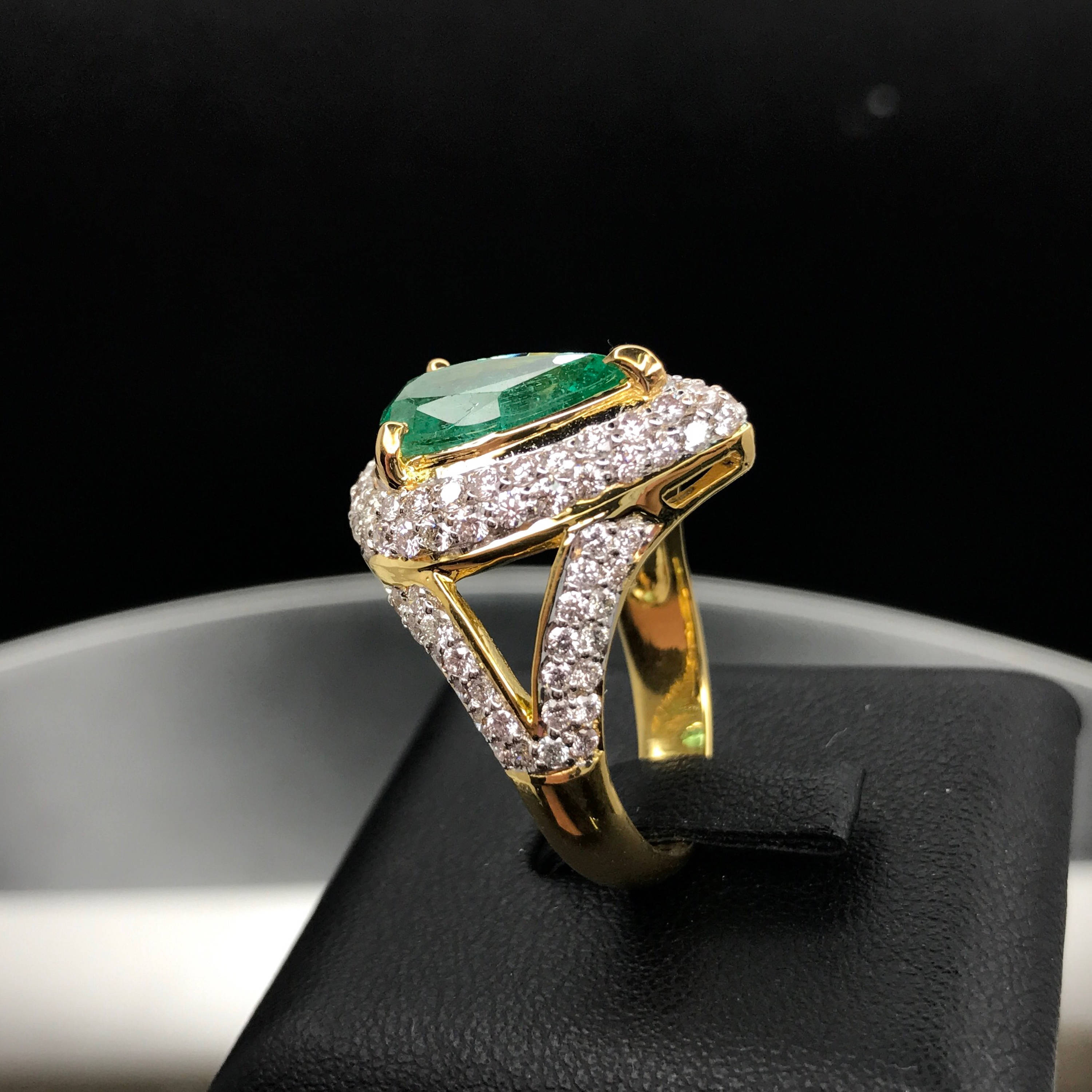 SPARKLING! 4.59TCW EMERALD & Diamonds in 18K solid yellow gold ring