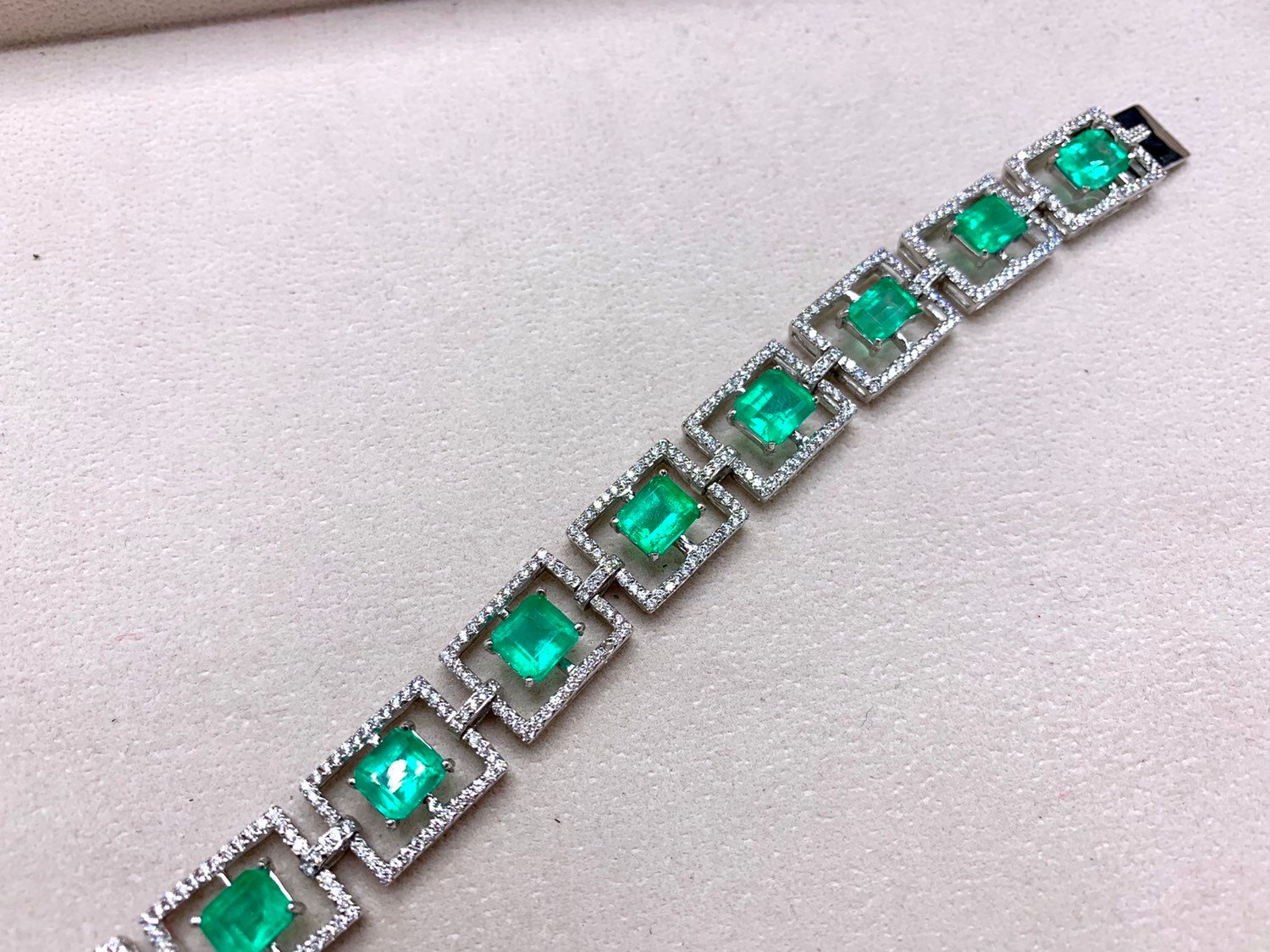 ART DECO 19.69TCW Emerald & Diamonds in 18K solid white gold handmade bracelet tennis