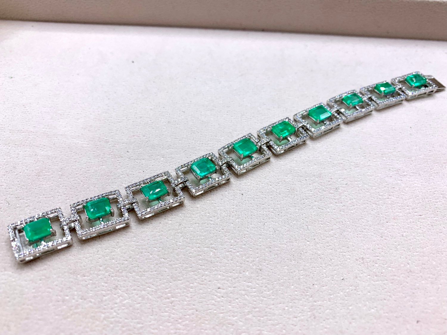 ART DECO 19.69TCW Emerald & Diamonds in 18K solid white gold handmade bracelet tennis