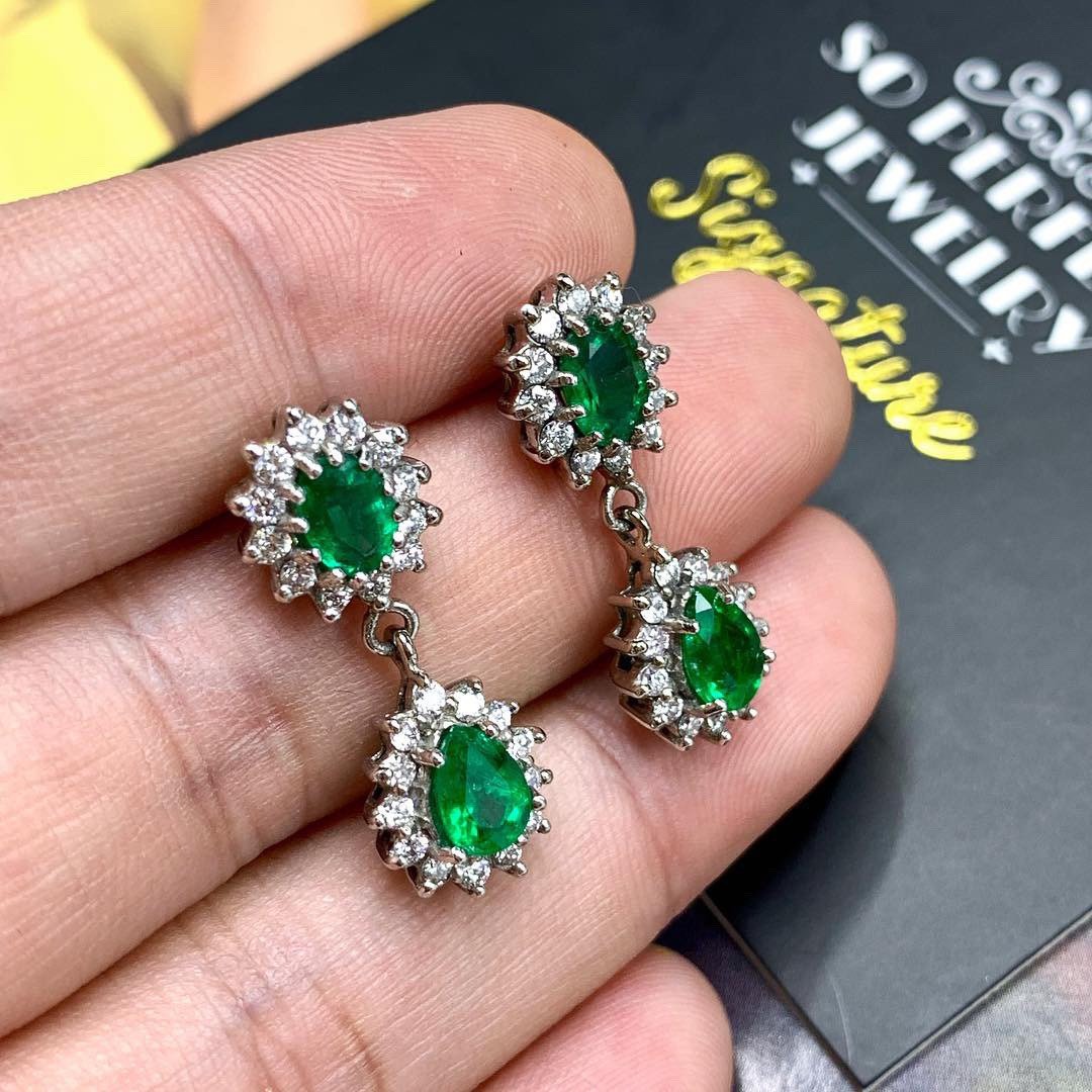 Dangling! 5.32TCW Green Emerald