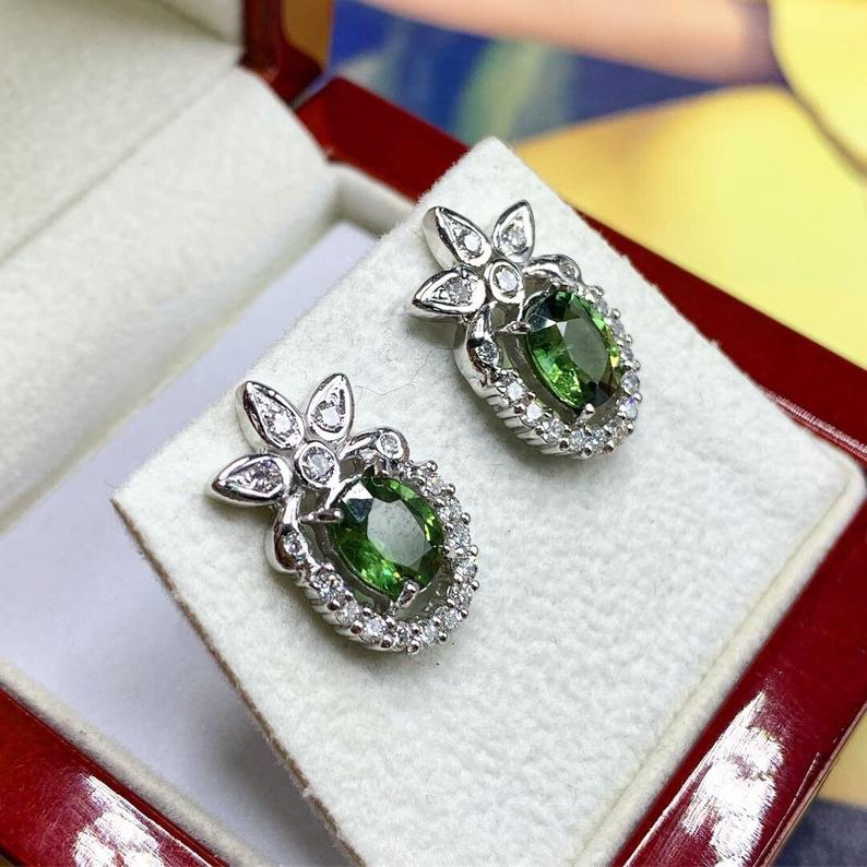 GENUINE! 2.95TCW Green Sapphire