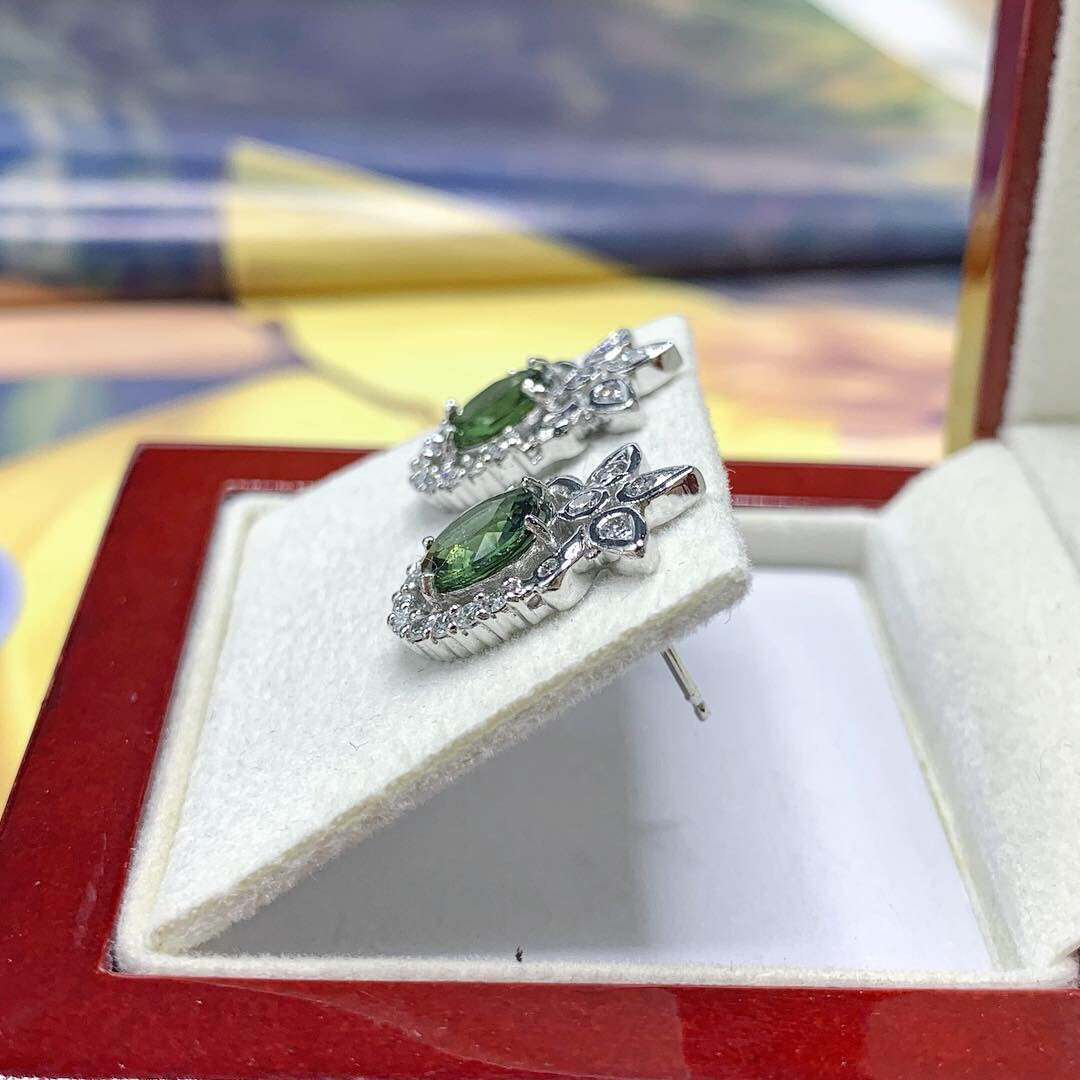 GENUINE! 2.95TCW Green Sapphire