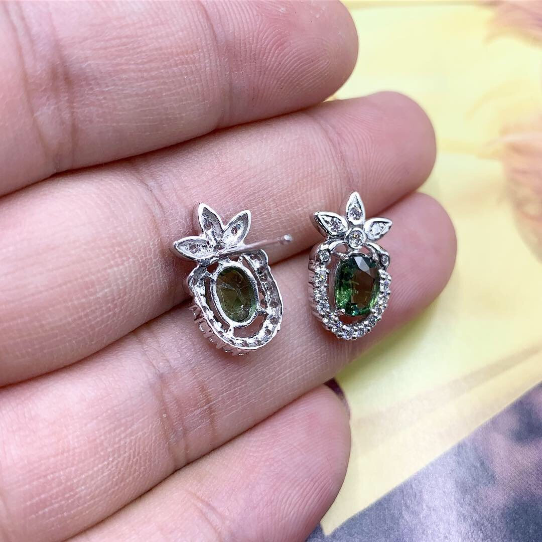 GENUINE! 2.95TCW Green Sapphire