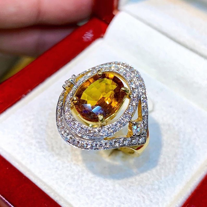 SPARKLING 5.35TCW Yellow Sapphire & Diamonds in 18K solid yellow gold