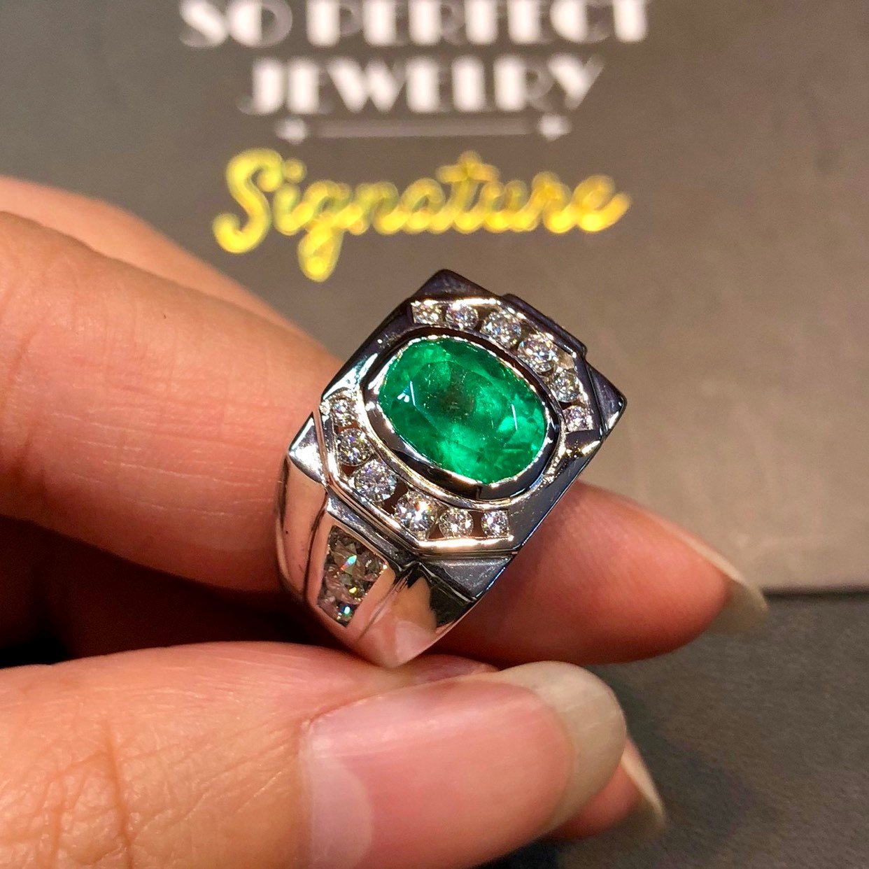 COLOMBIAN 3.83TCW Emerald VS Diamonds in 18k solid white gold ring