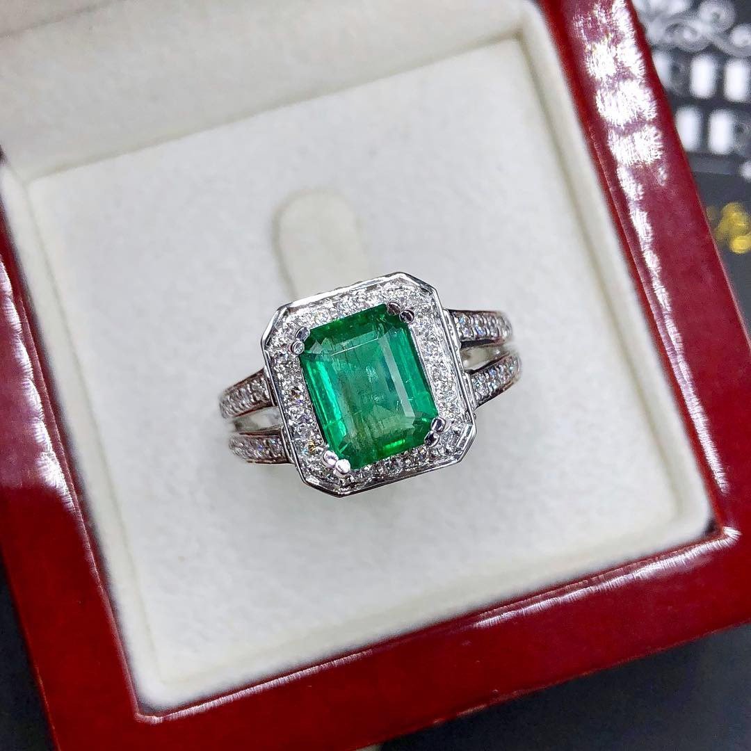 STUNNING! 3.92 TCW Emerald VS Diamond 18k solid white gold ring