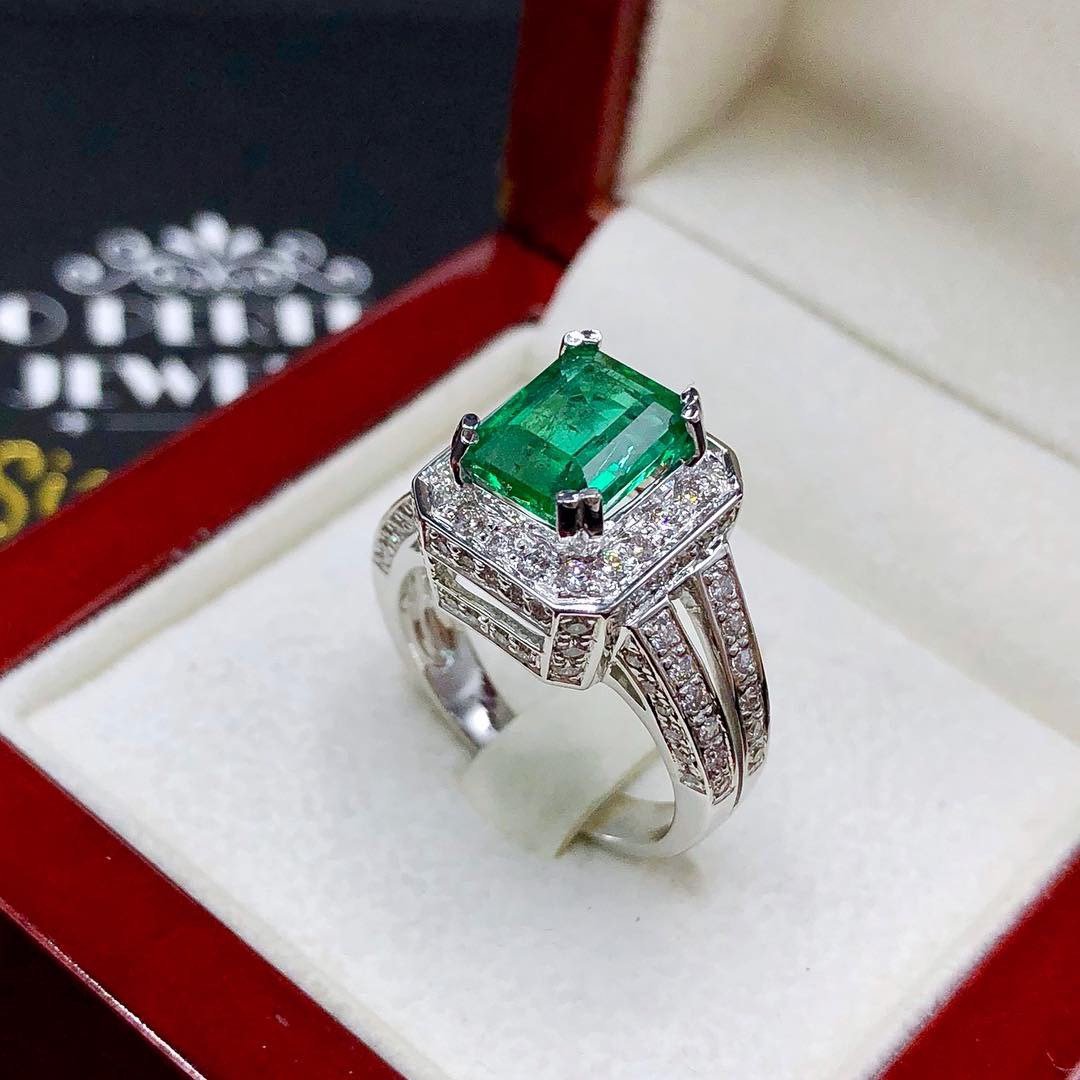 STUNNING! 3.92 TCW Emerald VS Diamond 18k solid white gold ring