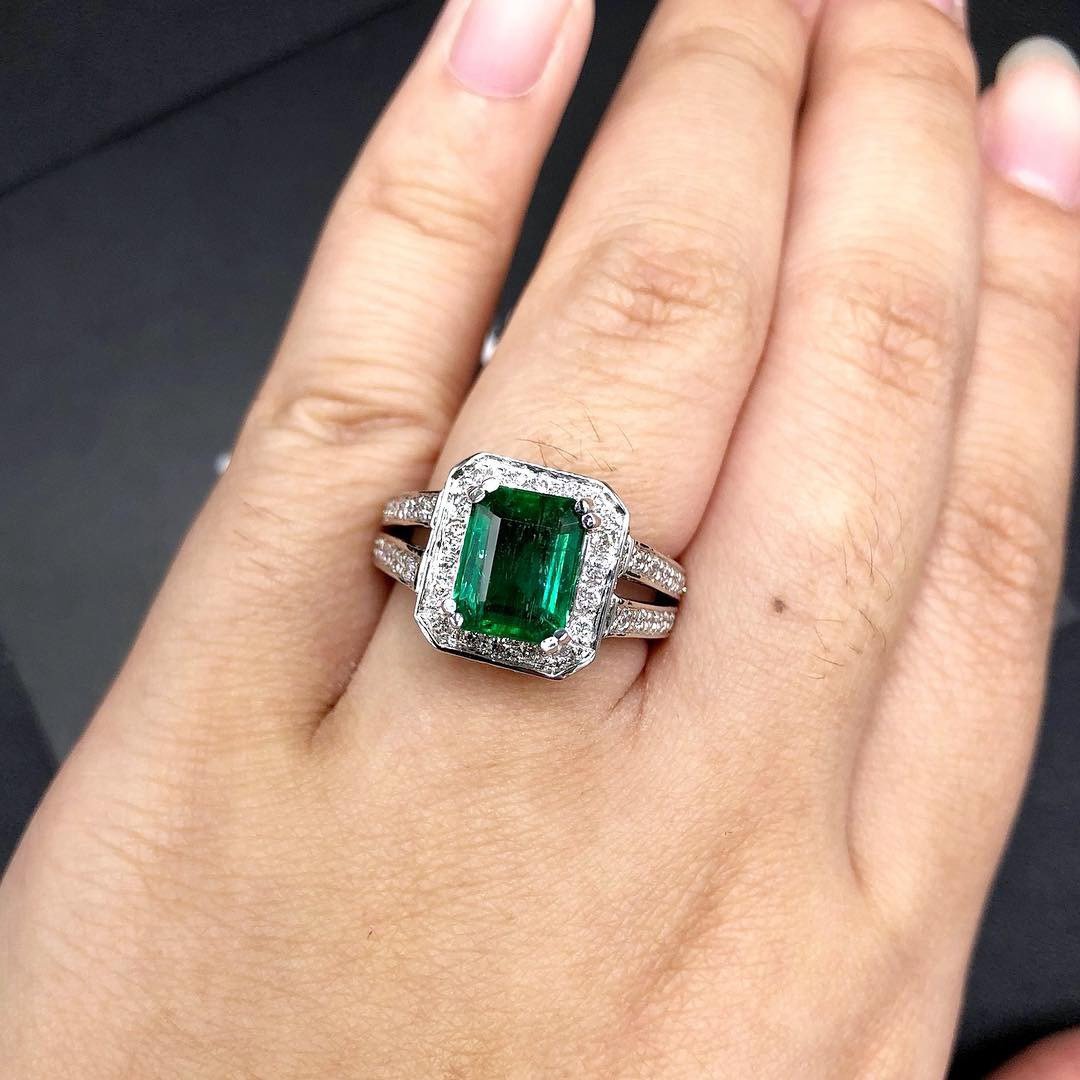 STUNNING! 3.92 TCW Emerald VS Diamond 18k solid white gold ring