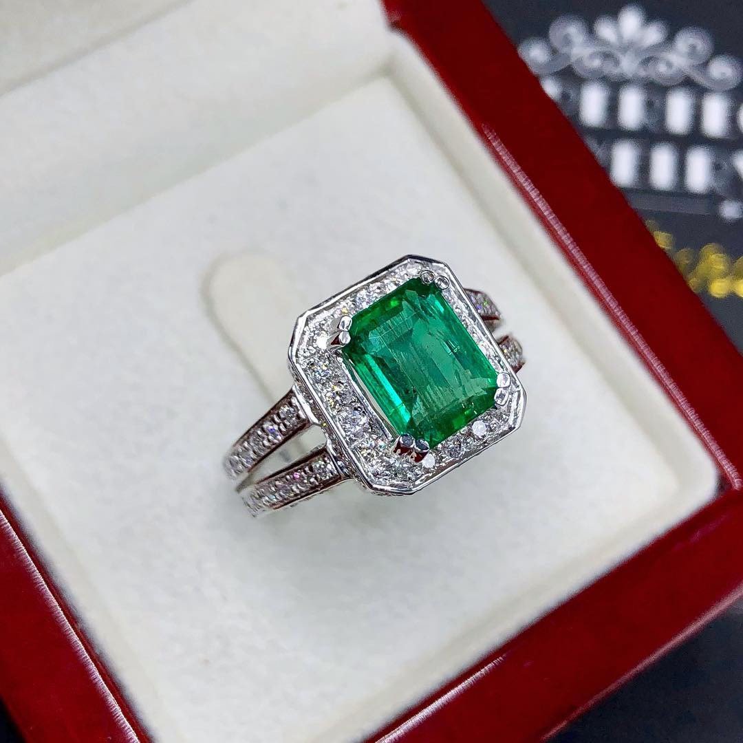 STUNNING! 3.92 TCW Emerald VS Diamond 18k solid white gold ring