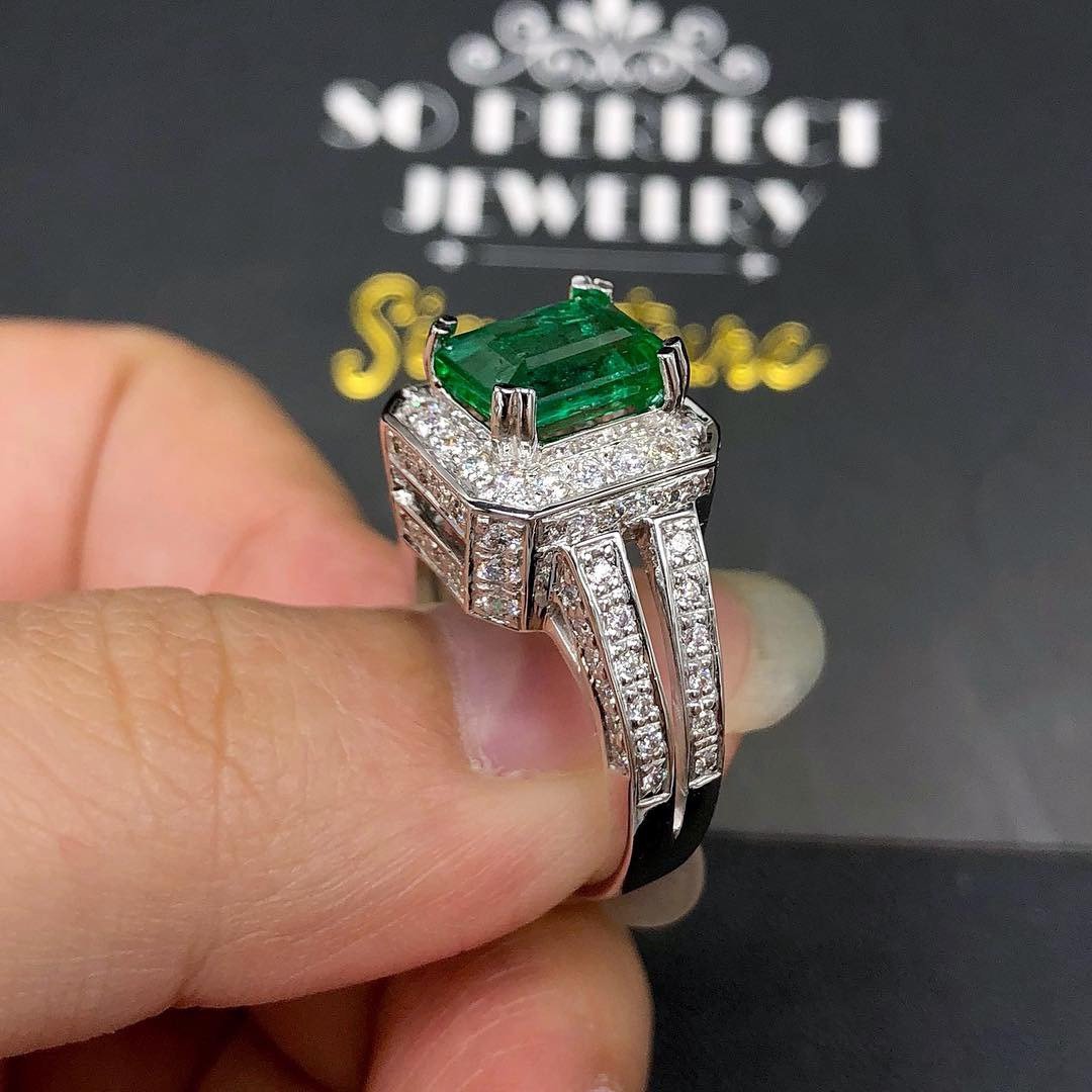 STUNNING! 3.92 TCW Emerald VS Diamond 18k solid white gold ring