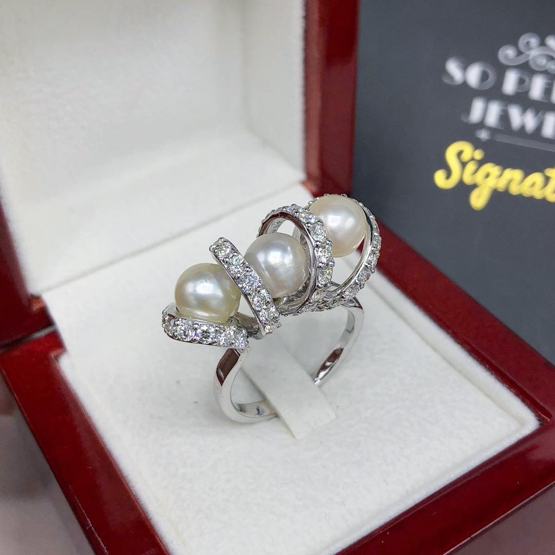 UNIQUE SOUTH SEA Pearl & 1.48 ct diamond