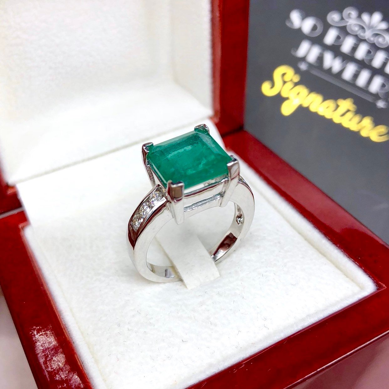 4.85TCW EMERALD & Diamond