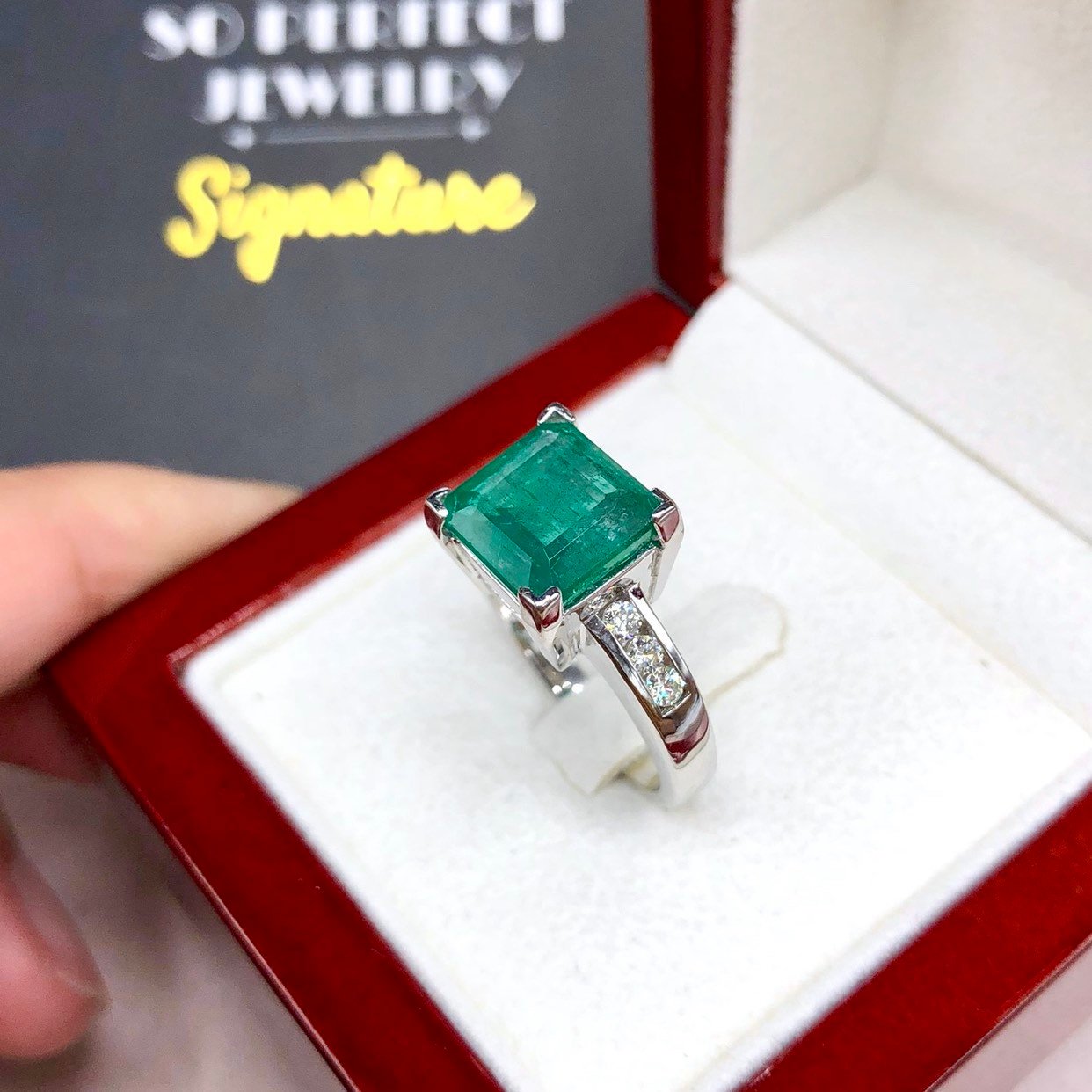 4.85TCW EMERALD & Diamond