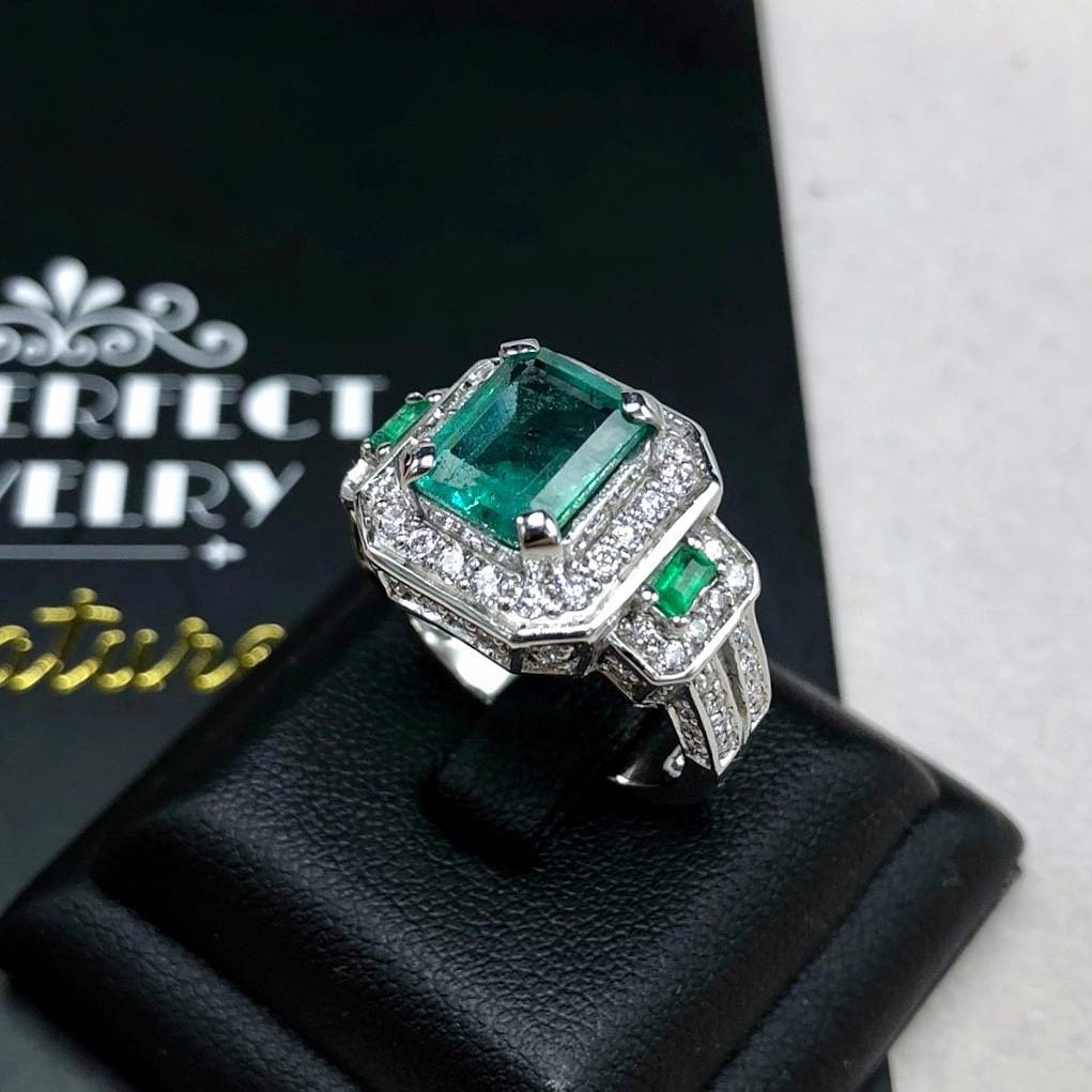 ART DECO 3.21TCW Emerald