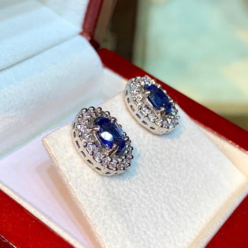 CEYLON 3.02TCW. BLUE Sapphires & Diamonds 18K solid white gold earrings Cornflower sri lanka natural certified stud vintage oval heat light