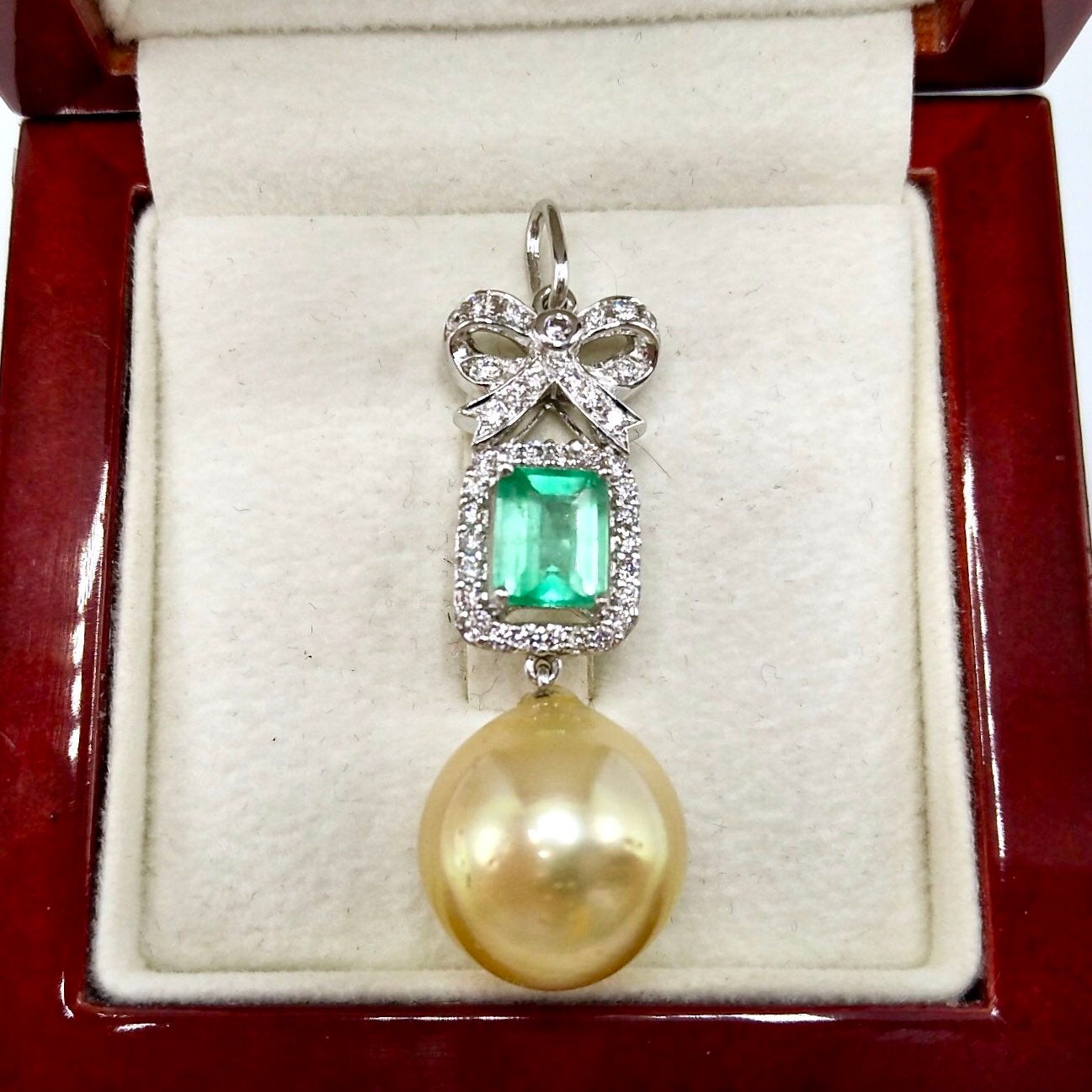 13.5mm South Sea Pearl Colombian Emerald & VS Diamonds 18K solid white gold necklace pendant unique modern natural golden one of a kind bow